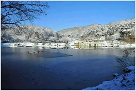 {{회암}}  흰 눈 덮인 하얀 소류지...