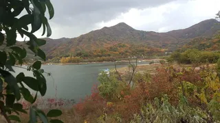 단풍이 고운 종점낚시터입니다 