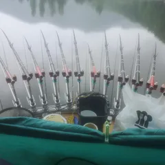 음성 소류지 에서  우중 낚시 중...