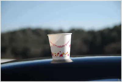 작은 창 넘어...