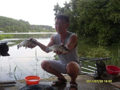 양손에 토종월척을 들고..
